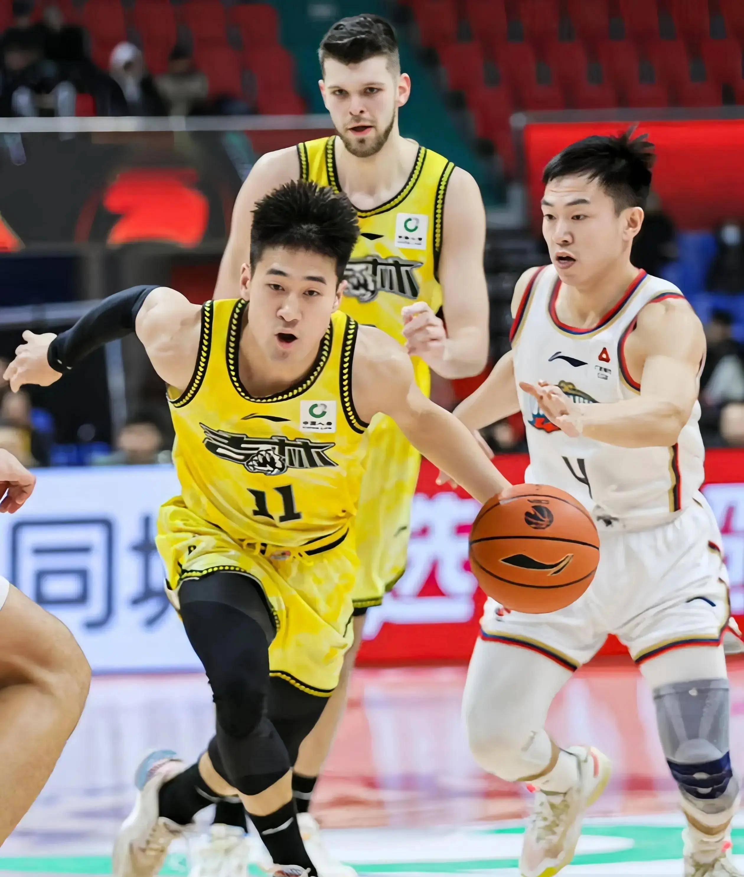 包含清晨CBA常规赛焦点战，曼联队长鼓劲，球迷炸锅，高层口径保持一致的词条